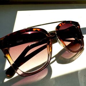 Quay sunglasses. Aviator style. Brown